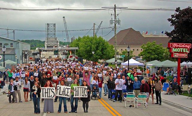 Cover-Steel-Bridge-crowd_crTyHelbach06012017.jpg