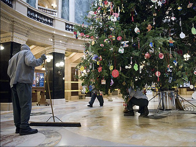 Snapshot-RotundaChristmasTree-crLaurenJustice-12102015.jpg