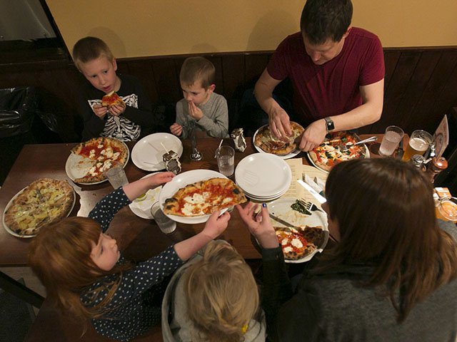 Food-Small-Plates-Pizza-al-forno-3-crJentriColello-MACN2016.jpg