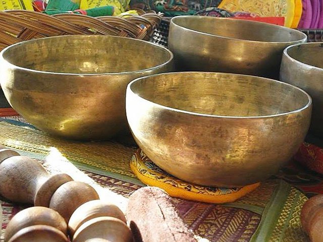 Emphasis-endless-knot-Tibetan-singing-bowls-11302017.jpg