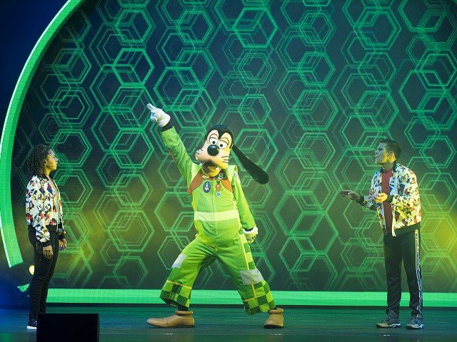 Disney Junior Live on Tour cast members with Goofy.