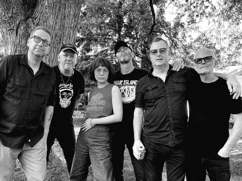 Six members of Waco Brothers under a tree.