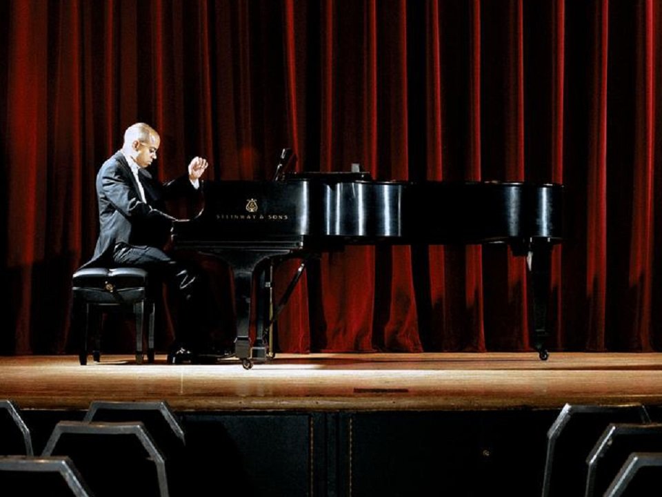 Stewart Goodyear at a grand piano.