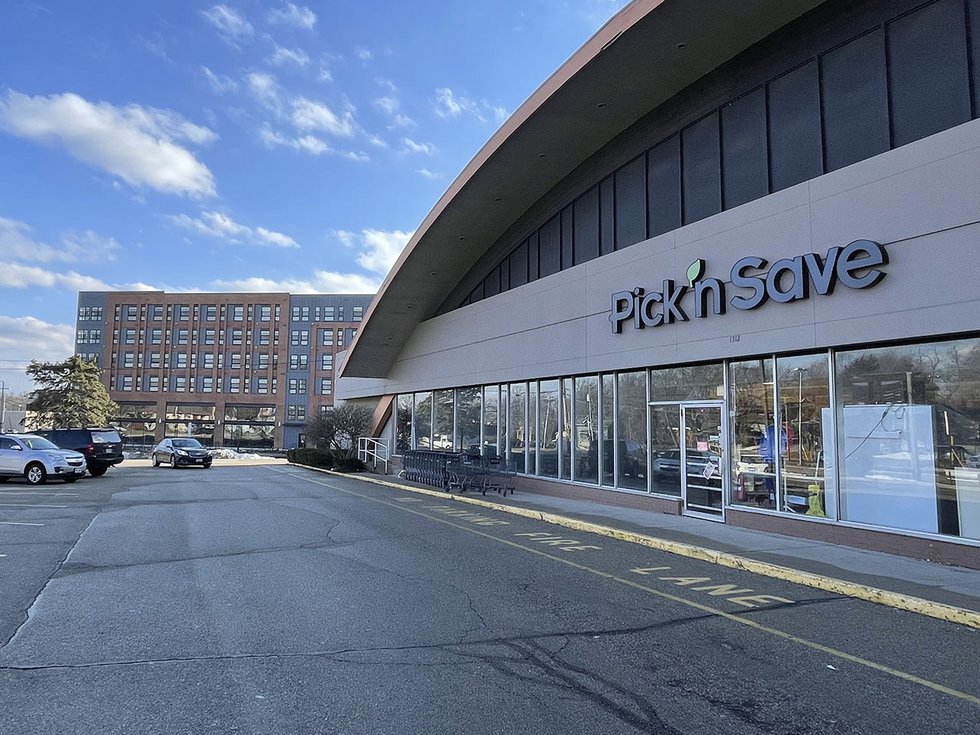 Pick 'N Save on Park Street, with Park Cedar Apartments in the background.