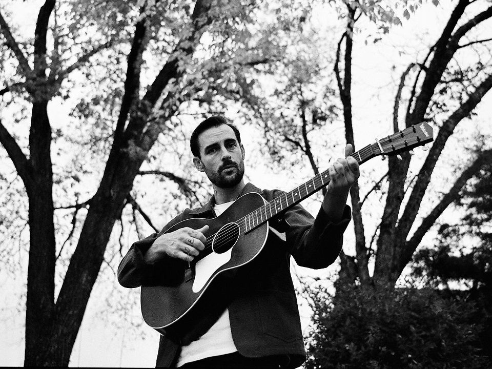 Robert Ellis and guitar.